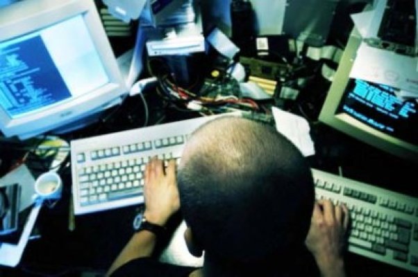 Un român implicat în fraude electronice, condamnat la închisoare